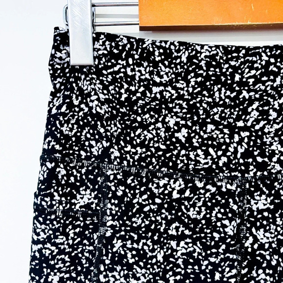 OLD NAVY  Black & white pattern 3/4 Powersoft leggings - Picture 3 of 6